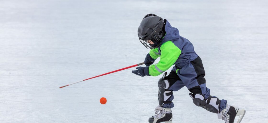 Sur la glace, on patine mais on peut également s’essayer à des sports d’équipe comme le hockey
