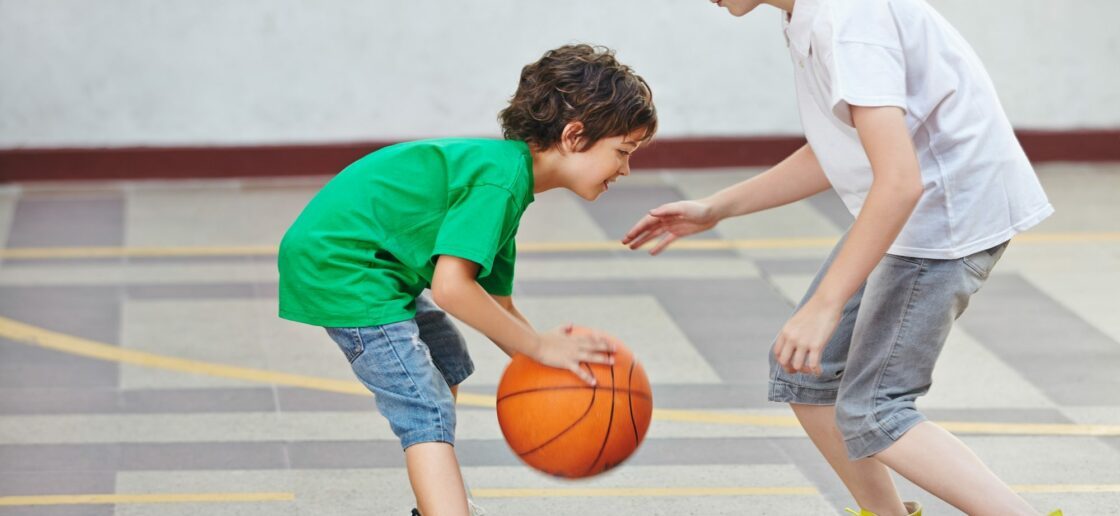 Vos enfants doivent faire attention à ne pas faire tomber les autres
