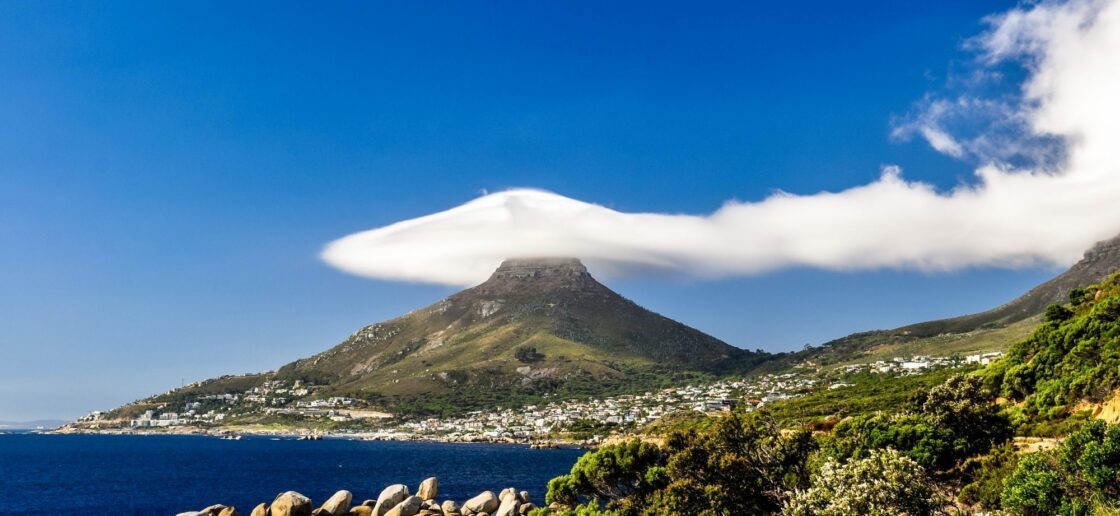 Un nuage lenticulaire en forme de soucoupe se forme au-dessus d’une montagne
