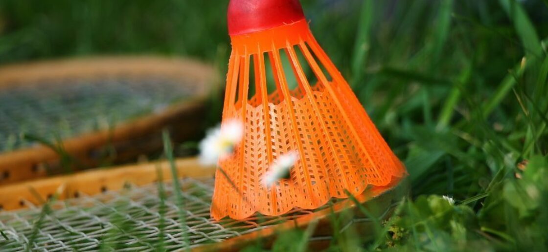 La forme du volant fait toute la particularité du badminton
