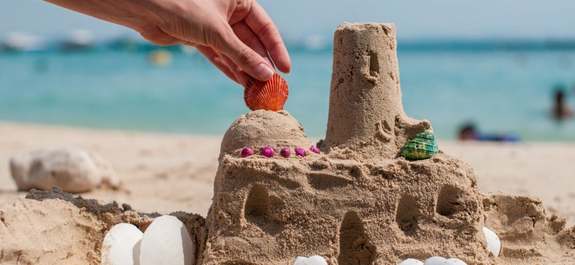 La touche finale ? Quelques coquillages et trésors trouvés sur la plage
