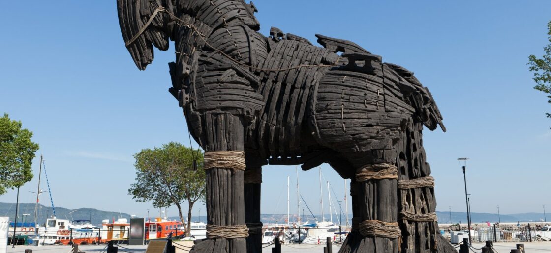 Un cheval géant comme piège
