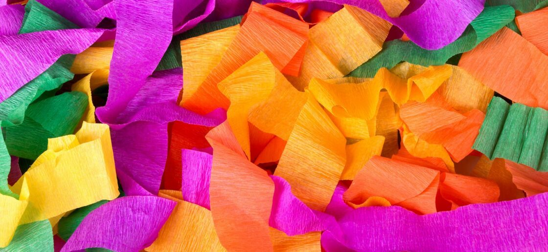 Étape 1 : découper des bandes multicolores de papier crépon !
