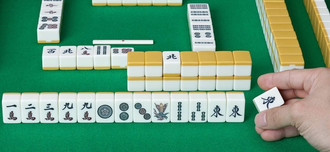 Le Mah Jong se joue avec 144 dominos appelés tuiles
