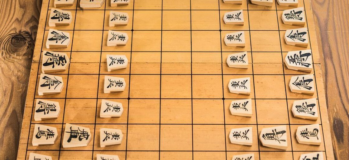 Les échecs japonais sont complexes, car il faut déjà reconnaître les pièces les unes des autres !
