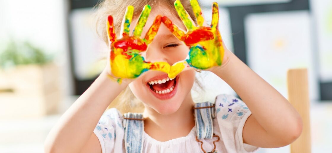 Proposez à vos enfants de mélanger la poudre de plâtre avec la peinture
