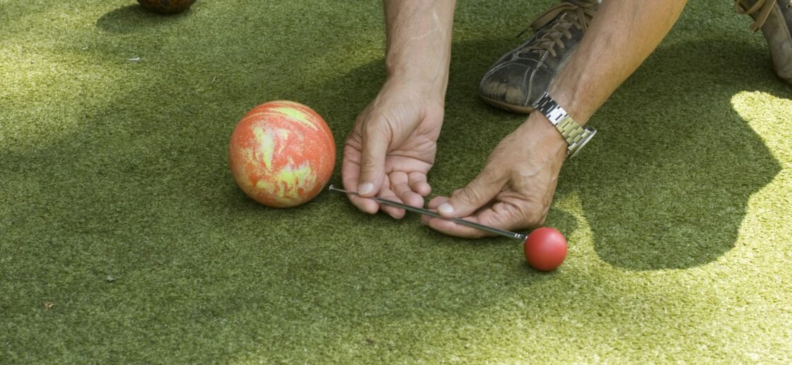 Mesurez la distance entre le pallino et le bocce pour savoir qui obtient un point
