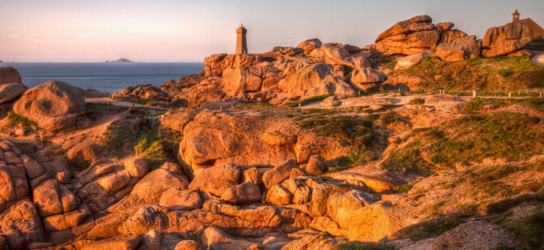 Le phare de Men Ruz sur le sentier des douaniers est au coeur d’une randonnée sur la Côte de granit rose
