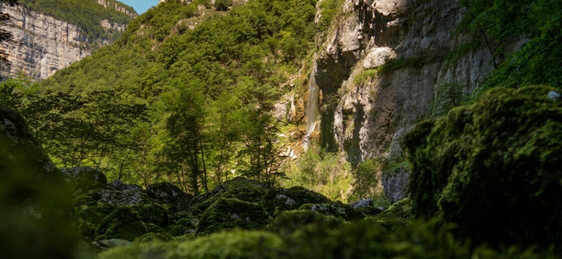 Entre cascade et grotte, une randonnée au coeur des Alpes
