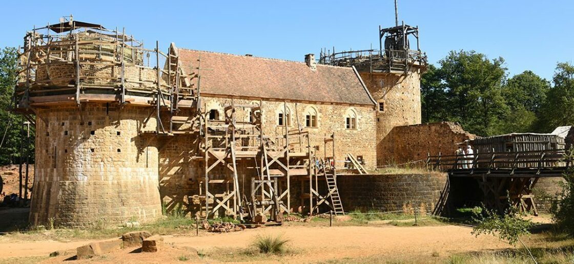 Guédelon est un château tout neuf… construit comme au Moyen Âge
