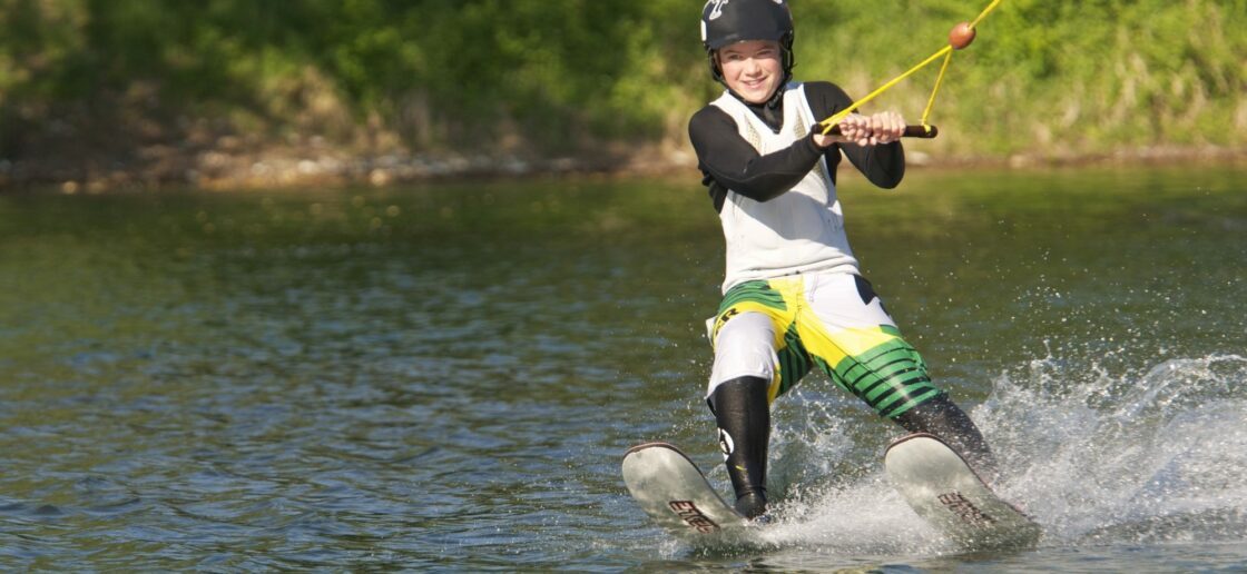 Le ski nautique se pratique sur les grands plans d’eau.
