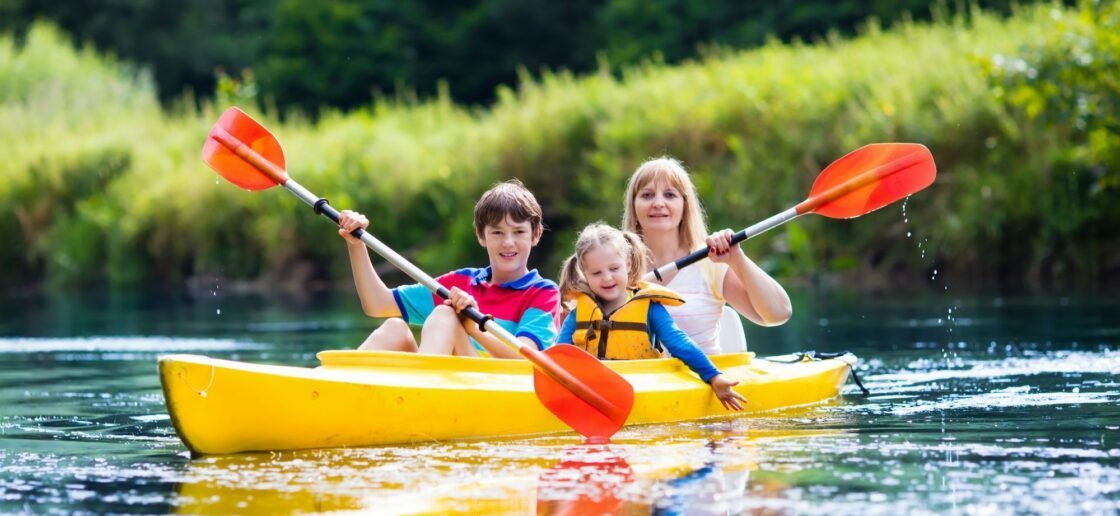 Le canoë-kayak est idéal pour une balade en famille sur l’eau.
