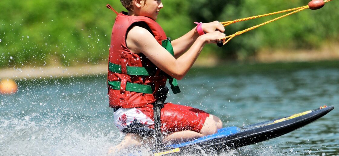 Plus de 8 ans ? Votre enfant est éligible pour pratiquer le kneeboard !
