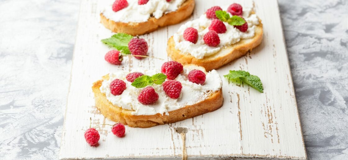 Et si vous leur faisiez goûter des tartines fruitées au fromage Kiri<sup>®</sup> ?
 » /></figure><p>Sur un second plateau, déposez plusieurs fruits comme par exemple des rondelles de bananes, des morceaux de pommes et de poires ou bien des produits céréaliers pour bien compléter leur goûter. À côté de chaque plateau, placez plusieurs cuillères individuelles qui faciliteront la dégustation à l’aveugle tout en augmentant la difficulté du jeu, certains ingrédients étant plus faciles à trouver que d’autres grâce à leur texture ou leur forme. N’oubliez pas de les accompagner d’un morceau de papier, sur lequel est inscrit le nom des ingrédients que les enfants doivent deviner. Une fois votre installation prête, mettez-la à l’abri des regards indiscrets de vos curieux préférés. Enfin, préparez plusieurs bandeaux.</p><h2 class=