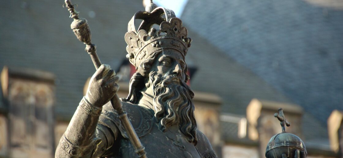 Charlemagne a fortement contribué au développement de ce temple du savoir qu’est l’école
