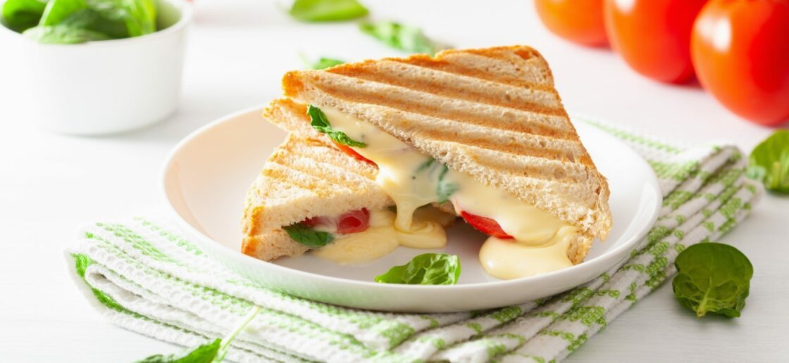 Une petite faim ? Optez pour ce grilled cheese à la tomate
