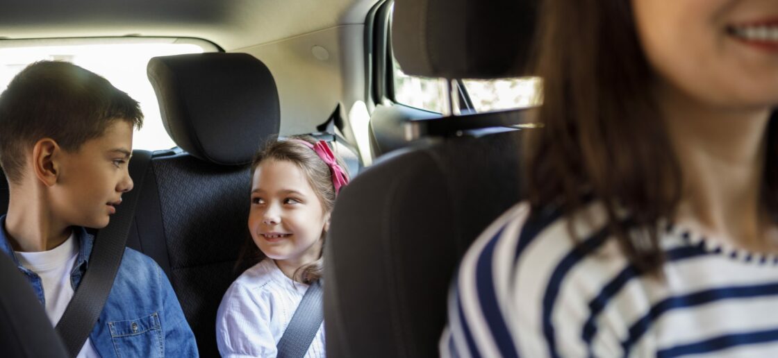 Même en voiture, nous apprenons l’alphabet en nous amusant !
