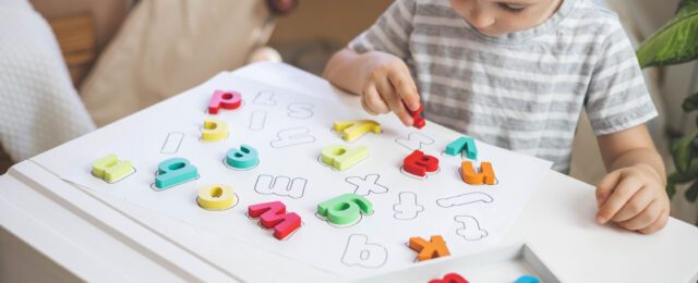 Il existe une multitude de jeux d’éveil pour apprendre l’alphabet en s’amusant.
