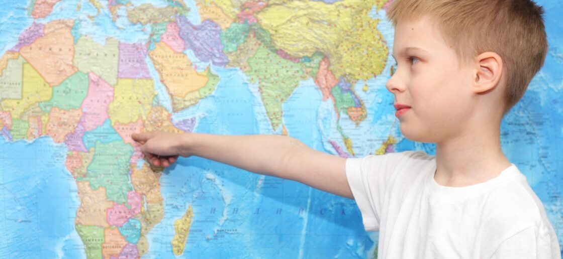 Demandez aux enfants de vous situer un pays sur une carte du monde.
