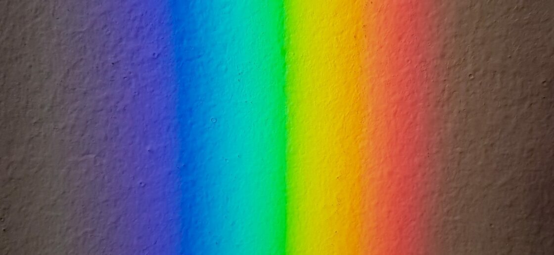 Un arc-en-ciel représente les couleurs du prisme
