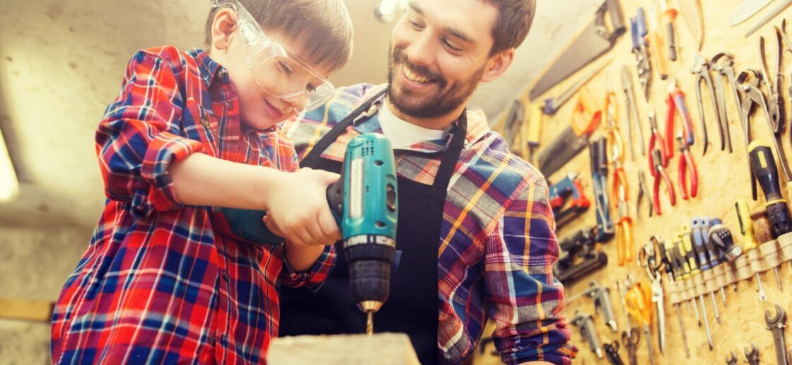 Avec la supervision d’un adulte, les enfants peuvent manier des outils.
