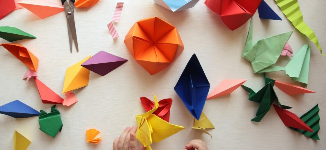 Les origamis sont une activité parfaite pour occuper les petits comme les grands.
