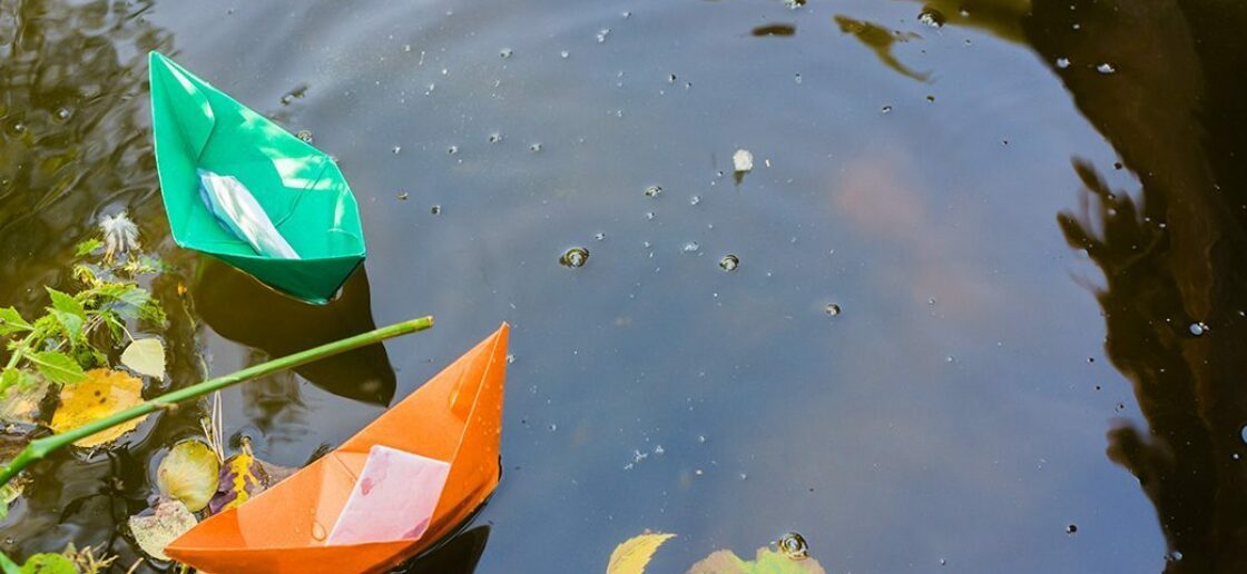 Un petit ruisseau et deux feuilles de papier suffisent à organiser des courses épiques !
