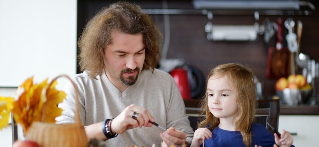 L’automne, une saison propice à la création entre enfants et parents.
