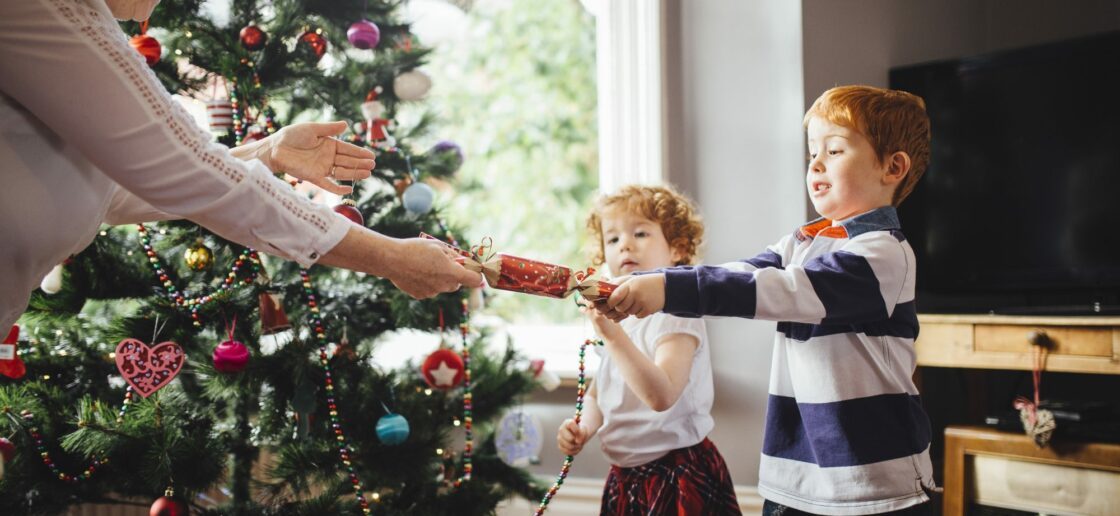 Tirez sur les deux côtés du crackers pour découvrir le cadeau !
