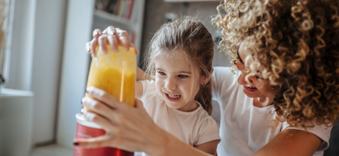 Brrr… on fait du bruit pour le smoothie pêche Kiri<sup></noscript>®</sup> !!!
 » /></figure><p>Les smoothies sont des boissons de saison, faciles à réaliser à la maison ! Pour quatre personnes, prévoyez six jolies pêches bien mûres et dénoyautez-les. Proposez à vos enfants de jouer les petits commis de cuisine et de les couper grossièrement avec un couteau à bout rond, sous votre surveillance. Déposez les fruits dans le bol de votre mixeur. Demandez à vos enfants d’ôter l’emballage de quatre portions de Kiri® et d’effeuiller une branche de menthe fraîche. Mixez le tout. Vous pouvez ajouter des glaçons ou de la glace pillée à votre smoothie. Accompagnée de <a href=