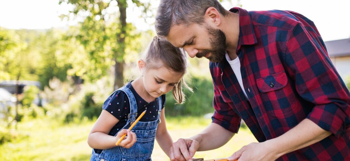 On prend les mesures pour créer notre cabane dans le jardin
