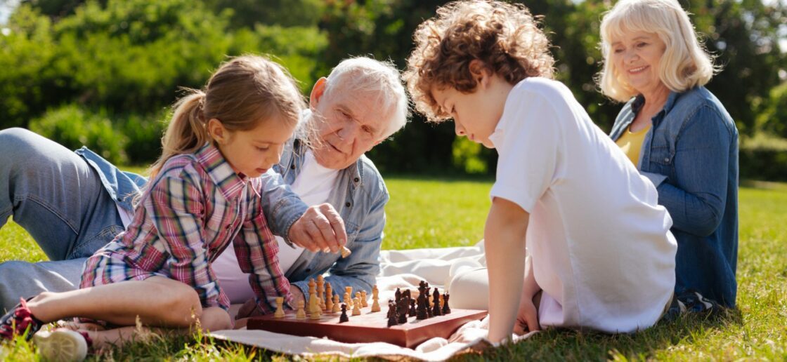 « Nos grands-parents sont des as des échecs ! »
