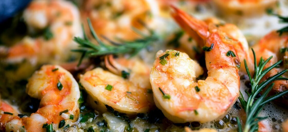 Des crevettes sautées poireaux et quinoa, une recette de Noël pour se régaler au Réveillon !
