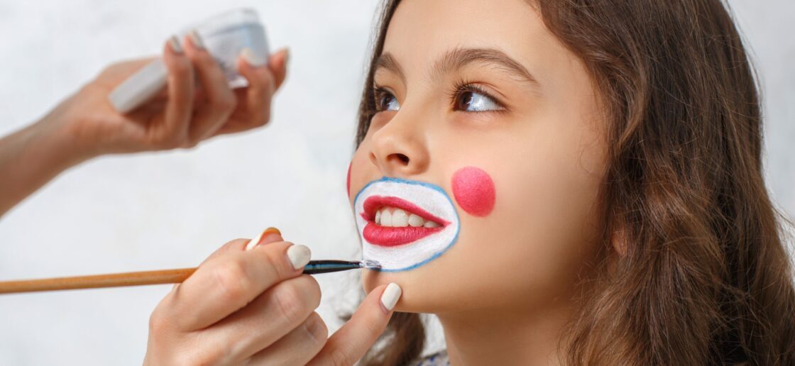 Un maquillage de clown qui vient achever un déguisement facile de Carnaval !
