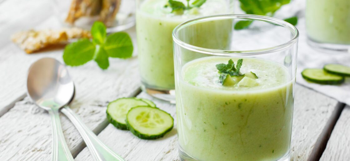 Un gaspacho gourmand concombre, courgette et Boursin<sup></noscript>®</sup> Ail & Fines Herbes !
 » /></figure><p>Rapide, facile et onctueux, ce gaspacho va séduire une ribambelle de gourmands !
Pour préparer votre gaspacho pour 4 personnes, prévoyez :

un gros concombre,
une grosse courgette,
1/2 pot de Boursin® Ail & Fines Herbes,
5 jolies feuilles de menthe fraîche,
5 brins de ciboulette fraîche,
1 c à c de vinaigre balsamique,
1 c à c d’huile d’olive,
poivre et sel.

Commencez par éplucher le concombre et la courgette. Faites ensuite blanchir la courgette coupée grossièrement en morceaux dans une casserole remplie d’eau, ajoutez un peu de sel.  Coupez le concombre grossièrement.
Mixez ensemble : la courgette blanchie, le concombre, les herbes aromatiques, l’huile et le vinaigre. Ajoutez ensuite le demi Boursin® Ail et Fines Herbes et mixez de nouveau. Transvasez le gaspacho dans un grand saladier et assaisonnez à votre convenance. Réservez-le environ 4 heures au réfrigérateur, puis versez-le dans de petits bols ou des verres et régalez-vous !
Astuce : si la courgette et le concombre sont bios, vous pouvez conserver leur peau !</p><p>Mettez un peu de soleil au moment de l’apéritif et concoctez une tortilla, célèbre omelette espagnole !
Pour réaliser une tortilla pour 4 personnes, vous aurez besoin de :

4 pommes de terre moyennes,
1 oignon,
1 petit poivron rouge,
6 œufs,
un brin de persil,
du sel et du piment d’Espelette.

Préchauffez votre four à 210°C, puis épluchez les pommes de terre, l’oignon et le poivron et coupez-les en dés. Dans une poêle déjà chaude, versez un bon fond d’huile d’olive, versez les légumes et ajoutez le persil. Laissez-les cuire entre 10 et 15 minutes à feu moyen en remuant de temps en temps. 
Demandez à vos petits commis s’ils veulent bien battre les œufs en omelette, guidez-les au besoin. Salez et versez les œufs battus dans la poêle, laissez cuire quelques minutes. 
Lorsque le dessous de la tortilla vous paraît cuit, placez votre poêle au four, laissez environ 15 minutes. Lorsque votre tortilla est bien levée, sortez-la du four et laissez-la refroidir.
Coupez des dés de tortilla à déguster en picorant !
Astuce : ajoutez un peu de Râpé Végétal Saveur Cheddar Nurishh® pour un effet fondant !</p>				</div><!-- .entry-content -->

			</article>
		</main><!-- #main -->
	</div>
						<div class=