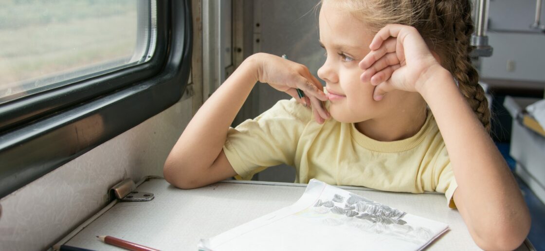 Le coloriage est une activité incontournable pour occuper les enfants dans le train !
