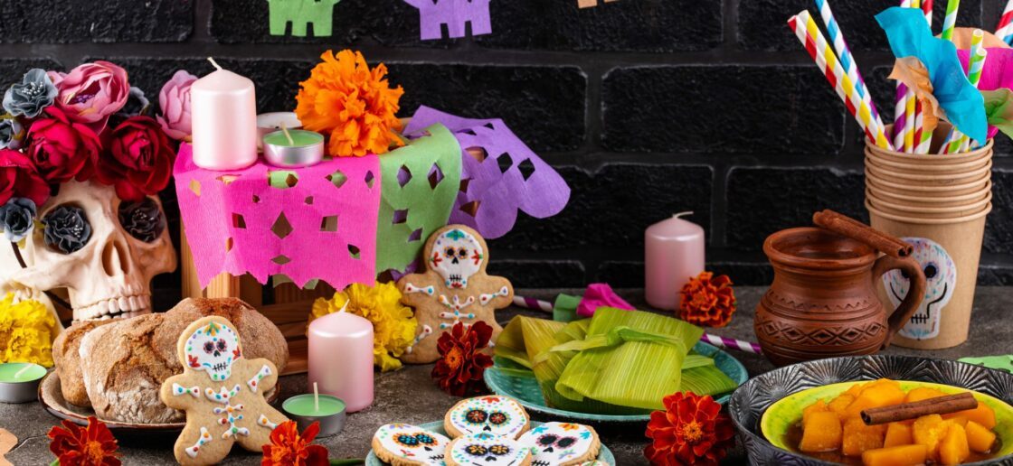 Une déco d’Halloween traditionnelle au Mexique avec des « Papel Picado » (guirlandes en papier) et des sablés calaveras.
