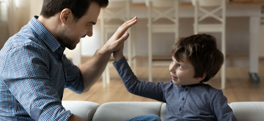 Découvrez les principes qui forgent l’éducation positive.
