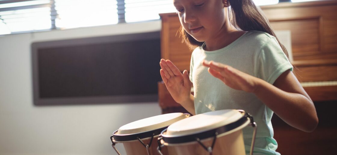 Avec la musicothérapie, le petit patient va pouvoir s’exprimer et de créer du lien.
