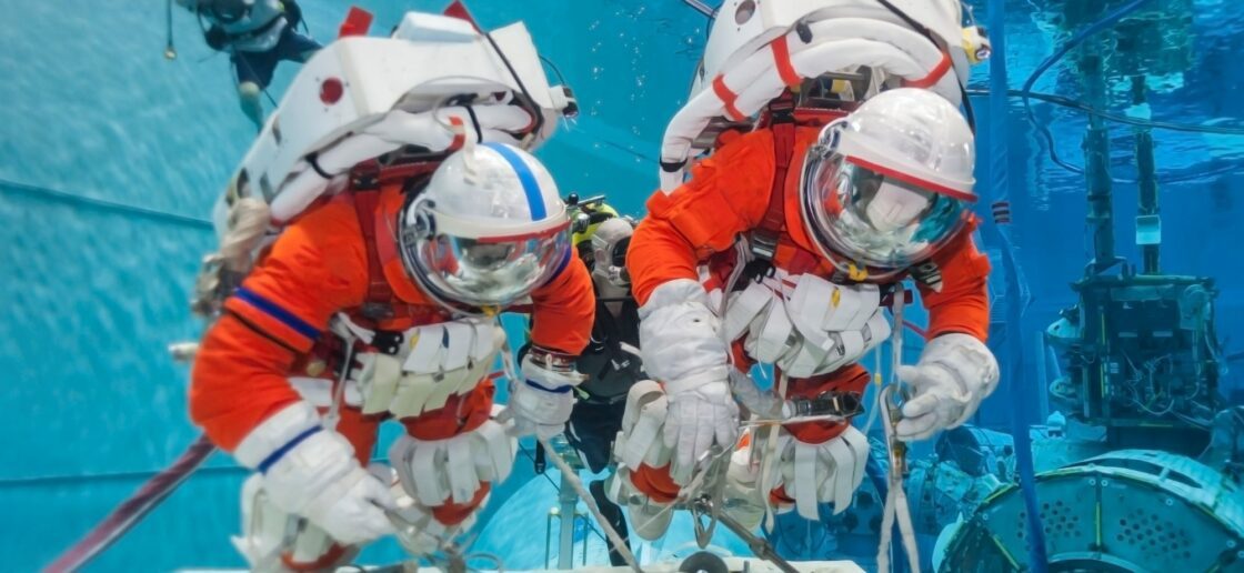 Les astronautes s’entraînent dans une immense piscine, ce sont des conditions proches de celles qu’ils rencontreront dans l’espace.
