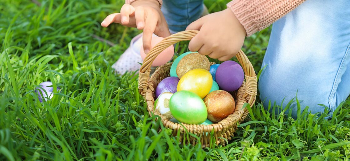 Pour développer leur sens des responsabilités, encouragez vos enfants à organiser eux-même la chasse aux oeufs.
