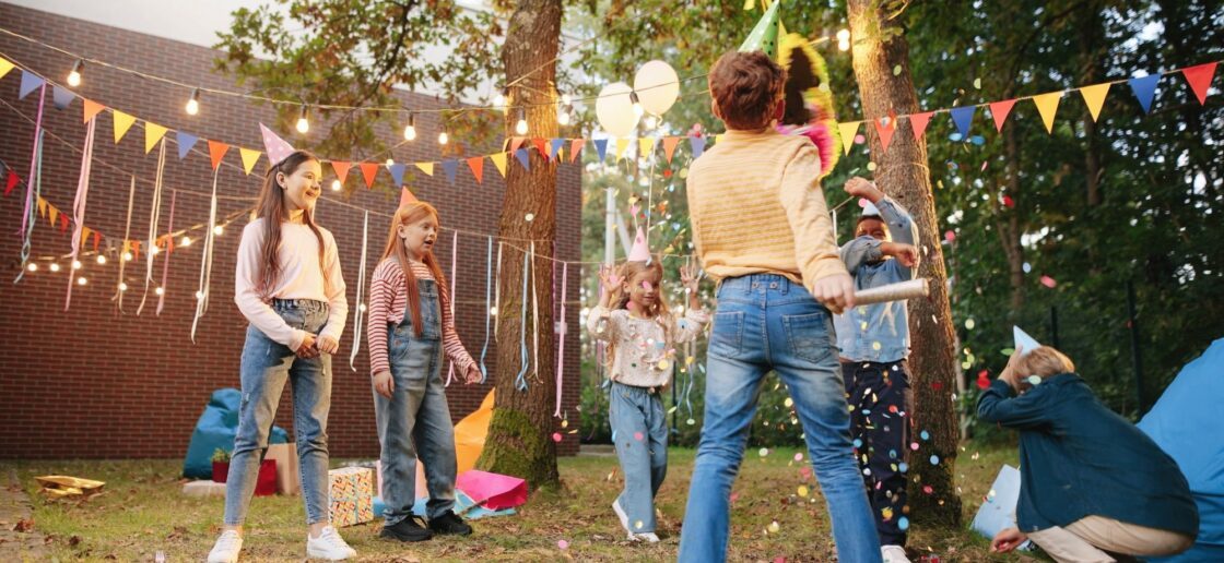 La piñata peut se targuer d’être un bel élément de déco ET d’offrir un divertissement aux enfants.
