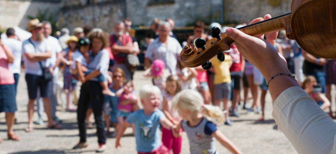 La Fête de la musique rassemble le grand nombre.
