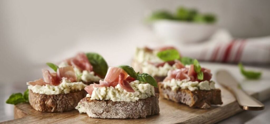 Crostinis de prosciutto, basilic et Boursin® à Tartiner