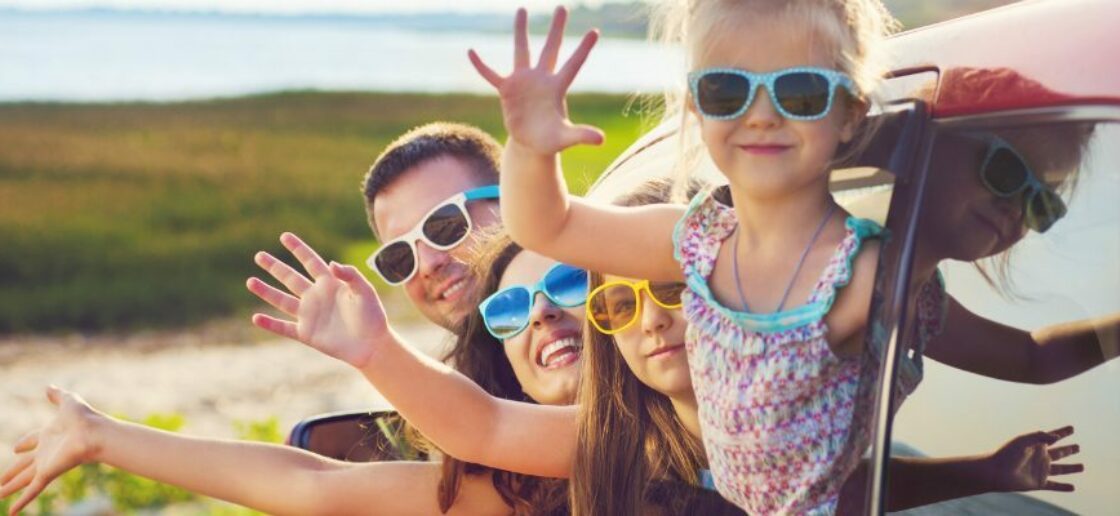 Jouer en famille pendant un trajet en voiture