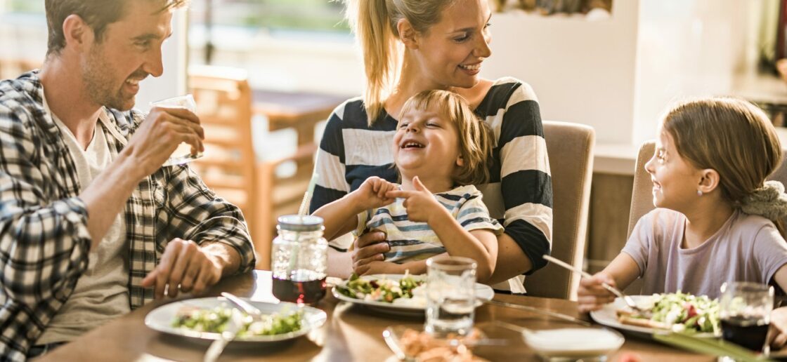 4 idées de jeux à table pour des repas ludiques et instructifs