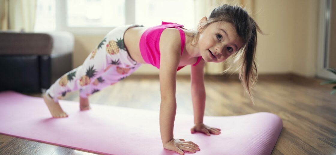 3 postures pour initier vos enfants au yoga !