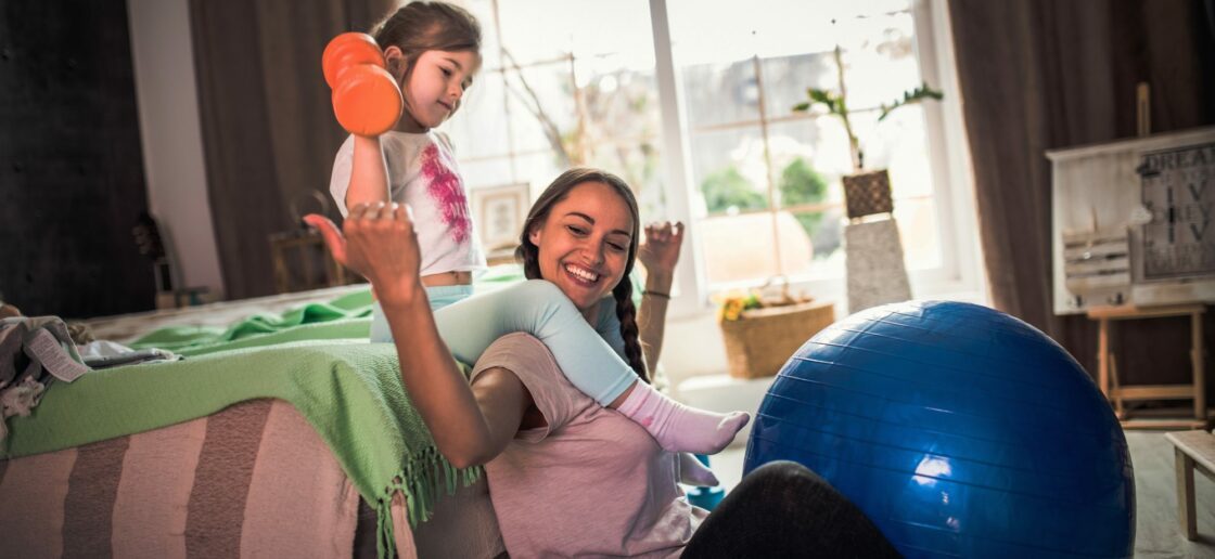 Yoga, sport… 3 activités douces à faire à la maison en famille