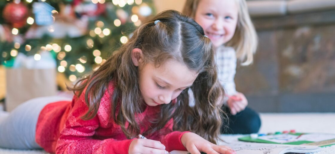 Coloriage : aidez le sapin de Noël à retrouver ses couleurs !