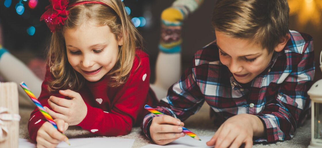 Écrire sa lettre au père Noël en famille